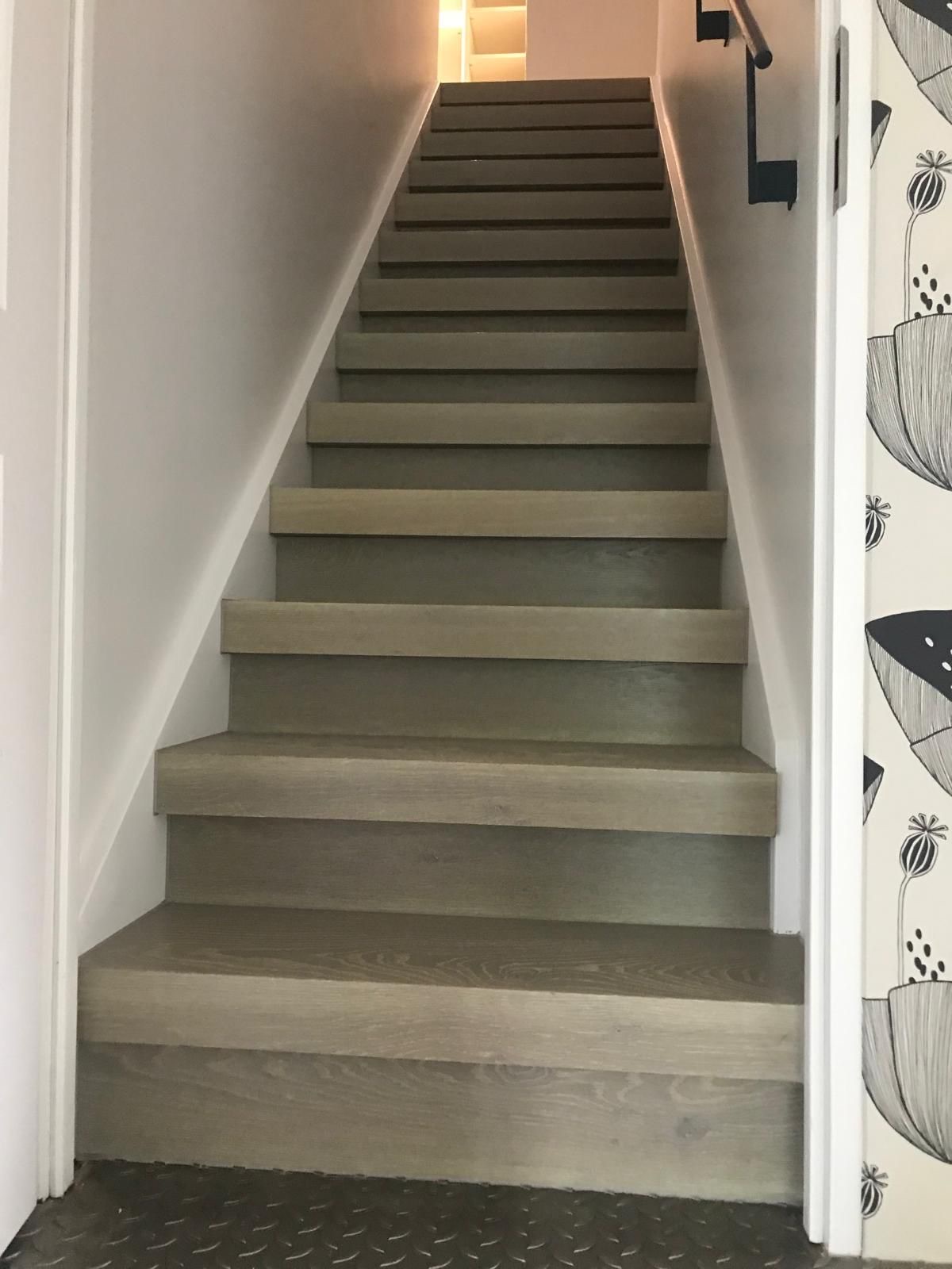 Designboden – Vinyl-Treppe in Grau