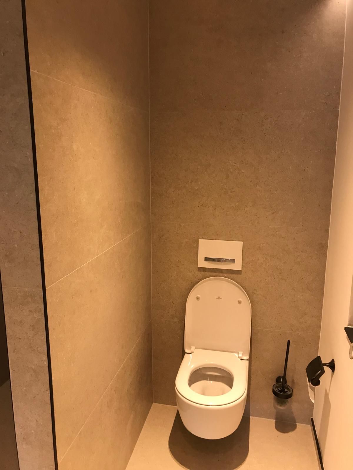 Fliesen – Gäste-WC in beiger Steinoptik